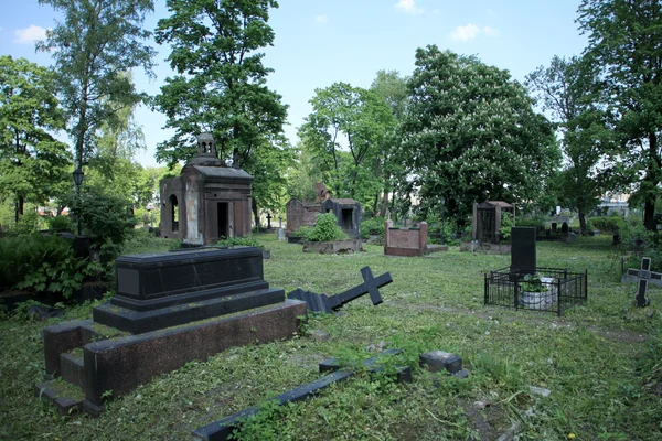 Cimitirul vechi ruinat — Fotografie, imagine de stoc