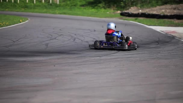 Go-kart em uma curva — Vídeo de Stock