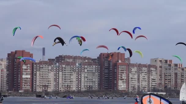 Câmera voadora de snowkiting em movimento — Vídeo de Stock