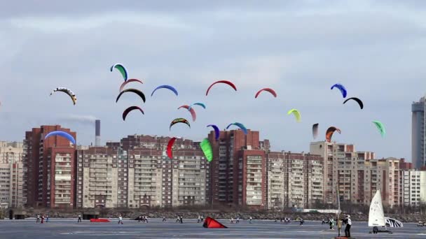 Latający śnieg kitesurfingu nad miastem — Wideo stockowe