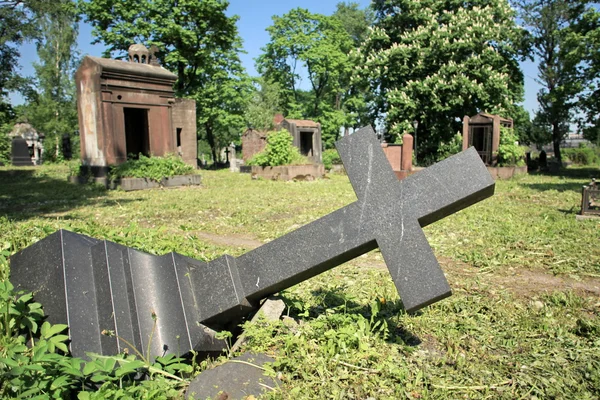 Felled grave cross — Stock Photo, Image