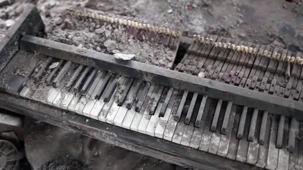 Savaş kırık piyano müziği — Stok video