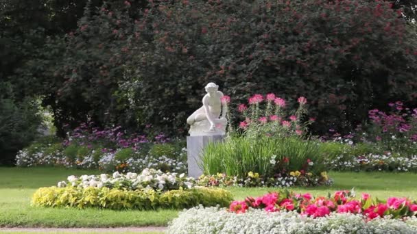 Skulptur Nymphe der blühenden Blumen — Stockvideo