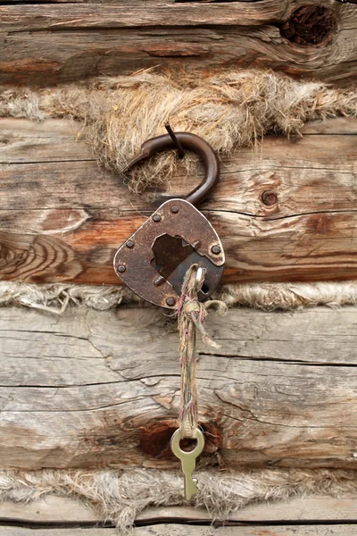 Altes Vorhängeschloss mit Schlüssel — Stockfoto