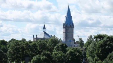 Mavi gökyüzüne karşı kilise