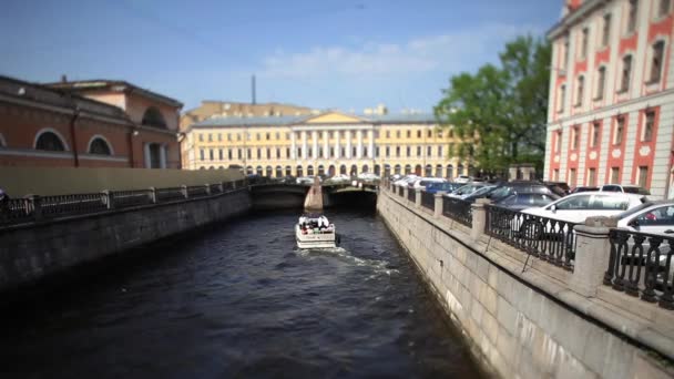 サンクト ・ ペテルブルグ時間経過映画フルティルトの運河で旅行します。 — ストック動画