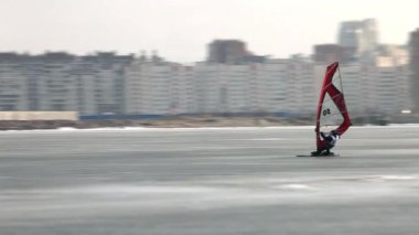 haute vitesse de planche à voile hiver