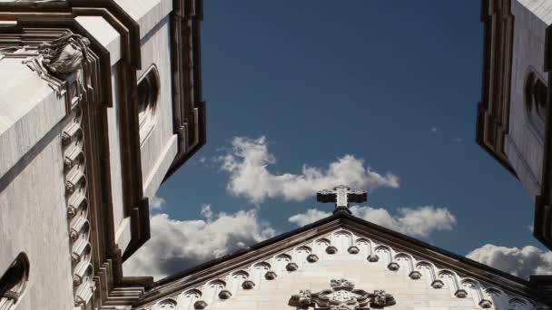 Korset katolska kyrkan i himlen — Stockvideo