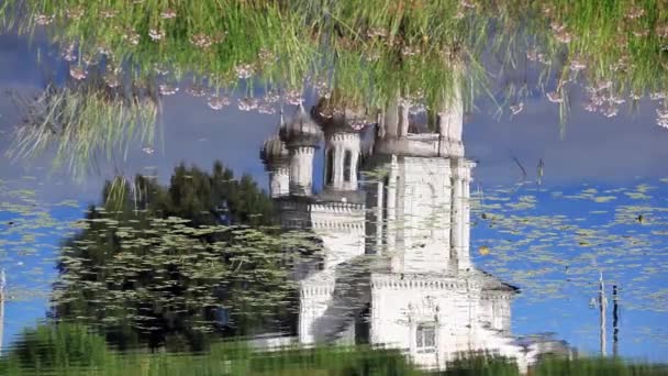 Reflejo de la iglesia en agua — Vídeos de Stock