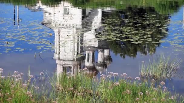 Kyrkan reflektion i vatten — Stockvideo