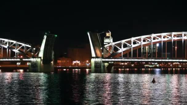 Санкт-Петербург вночі підйомний міст — стокове відео