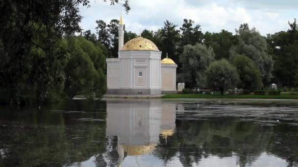 Moschee mit goldener Kuppel — Stockvideo