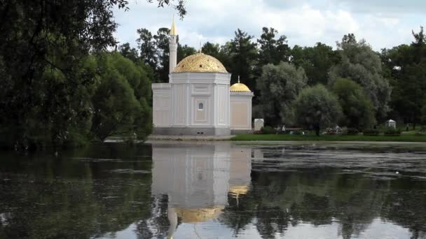 Mosquée avec un dôme doré — Video