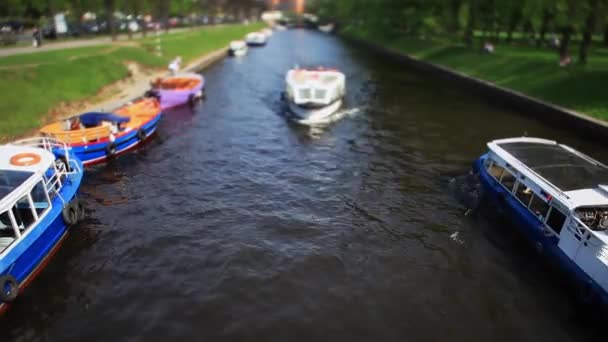 在圣彼得斯堡电影倾斜运河上旅行 — 图库视频影像