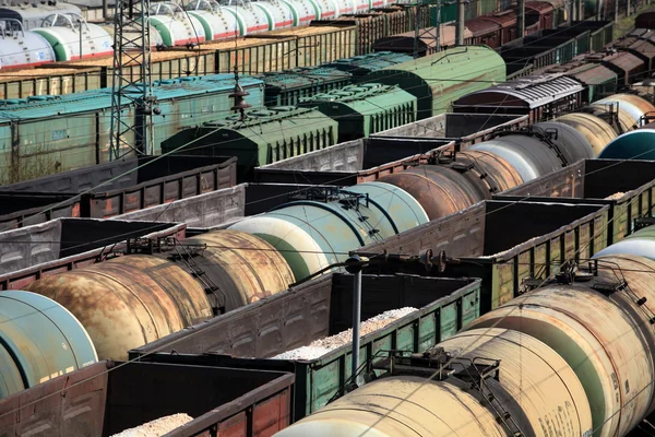 Muitos carros ferroviários na estação — Fotografia de Stock