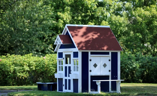 Spielhaus im Garten — Stockfoto