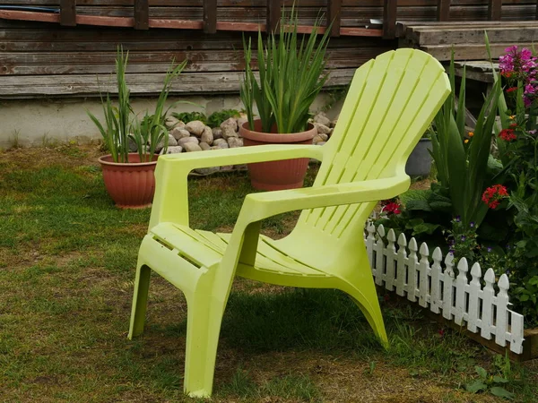 Bahçenin arka bahçesinde boş teras sandalyeleri yeşil çimlerin üzerinde, rahatla konsept