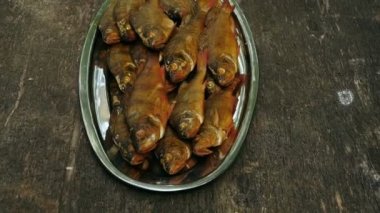 Masaya tütsülenmiş levrek yığını yakın plan