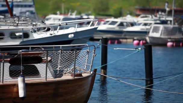 Boten touwen zomer marina — Stockvideo