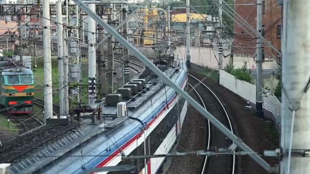 Comboio de passageiros a ir embora — Vídeo de Stock