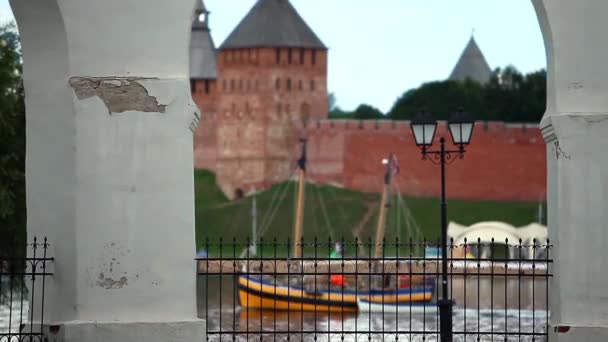 Парусник проходит мимо крепости на реке — стоковое видео