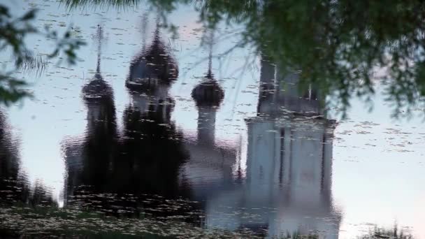 Cristianismo templo Reflexión en el agua — Vídeos de Stock