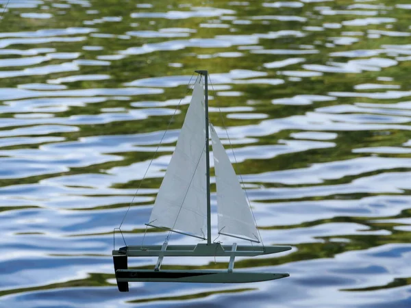 Small Sailing Catamaran Waves Children Toy Sailing — Stock Photo, Image