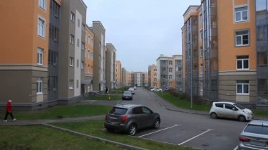 Sakin taşra kasabası, nadiren geçen arabalar ve yoldan geçen birkaç kişi, sonbahar şehri