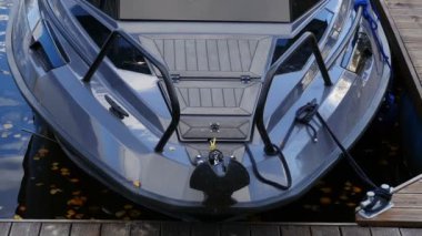 Motorlu tekne sonbaharda iskeleye demirlemiş, yüksek açılı.