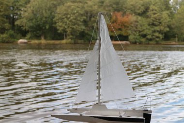 Yelkenli katamaran, yelkenli model nehrin arka planında yakın plan