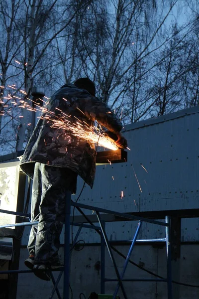 Trabajador Con Una Máquina Corte Sus Manos Andamio Corta Metal — Foto de Stock