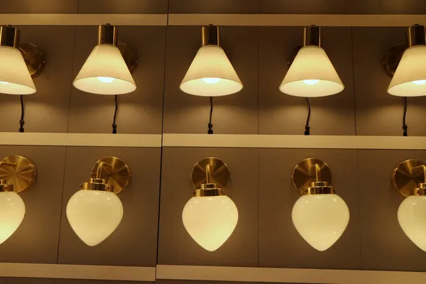 Wiele Lamp Sconces Zawieszone Rzędzie Oświetlone Wnętrzu — Zdjęcie stockowe