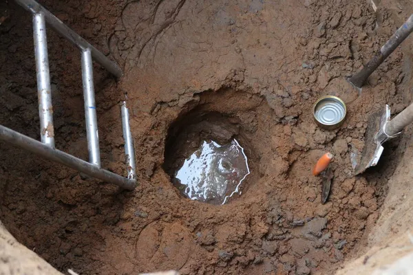 Agua Subterránea Aparecido Fondo Pozo Redondo Profundo Con Herramientas Mano — Foto de Stock