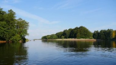 Güzel nehir manzarası ılık yaz sabahı, sessizlik ve sükunet, tekneden su damlıyor mavi gökyüzü nehire yansıyor.