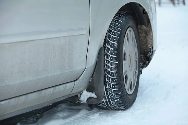 Zimowa Śnieżna Droga Koło Samochodu Oponami Zimowymi Niski Kąt Widzenia — Zdjęcie stockowe