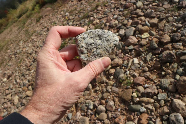 Piedra Granito Blanco Con Salpicaduras Grises Primer Plano Mano Humana — Foto de Stock