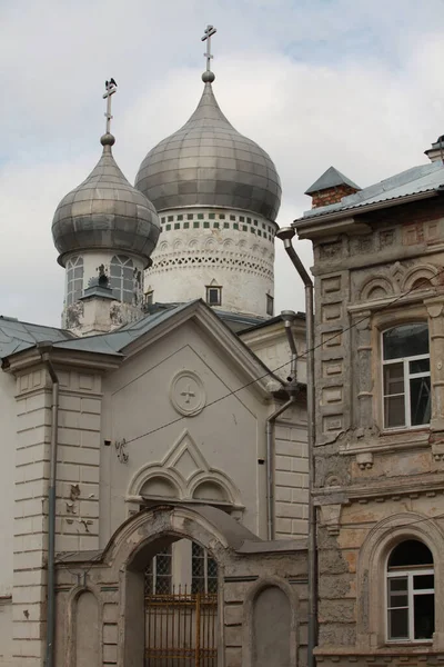 大楼旁边有圆顶的旧教堂 19世纪俄罗斯古典建筑的一个例子 — 图库照片