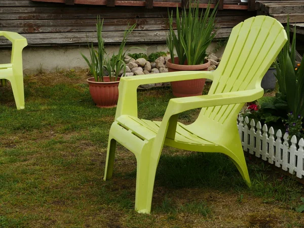 Bahçe sandalyeleri yeşil çimlerin üzerinde rahatlamak için