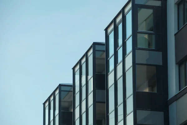 Budova Skla Proti Modrému Nebi Nízký Úhel Pohledu Minimalismus Architektuře — Stock fotografie