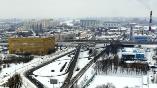鳥の目で見る時間の経過とともに冬のサンクトペテルブルクのスカイラインの眺め — ストック動画