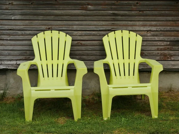 Yellow Plastic Lounge Chairs Lawn Wall Country House Backyard — Stockfoto