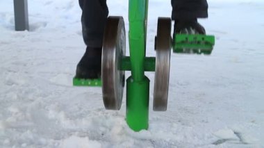 İnsan ayağı pedal çeviriyor kışın açık havada spor yapıyor.