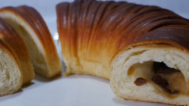 Pedaços Torta Doce Rico Com Crosta Marrom Dourada — Vídeo de Stock