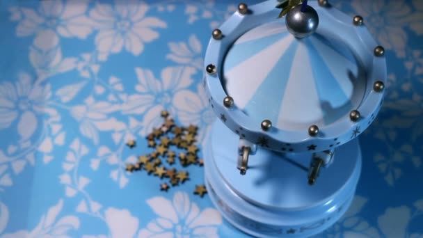 蓝色旋转木马机械玩具 顶部视图特写 — 图库视频影像