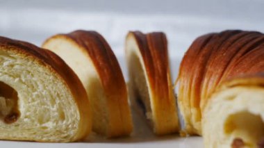 Yuvarlak turta, tatlı dolgulu yakın plan kesim.