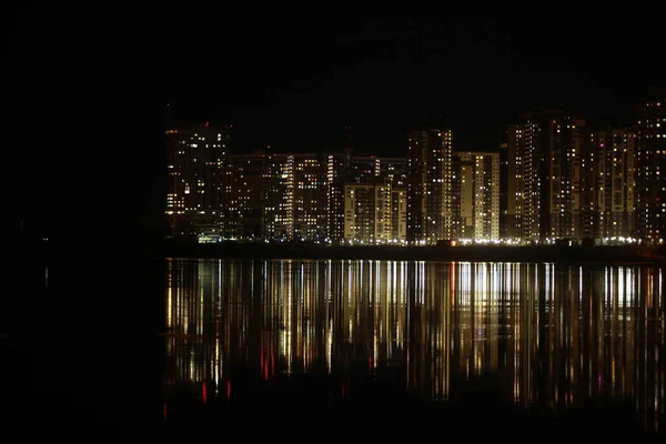 Gökdelenlerin Pencerelerindeki Gece Lambası Nehre Yansıyor — Stok fotoğraf