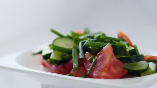 Plato Ensalada Con Tomates Frescos Pepinos Cebollas Verdes Cerca — Vídeos de Stock