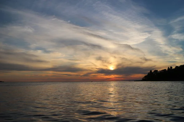 Picturesque Sunset Bizarre Clouds Illuminated Setting Sun Sea View — Stock Photo, Image