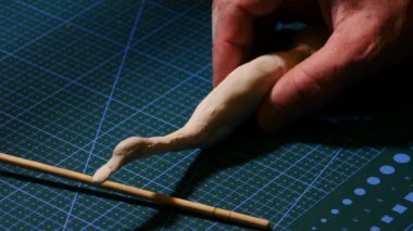 Efendinin bilgisayarında plastik kaz oyuncağı otomatı