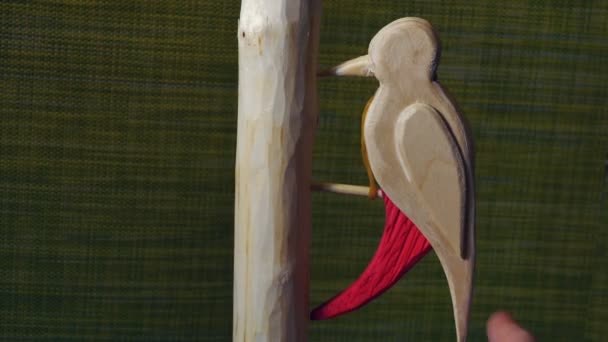 Burung Pelatuk Memalu Pohon Mainan Kayu Close — Stok Video